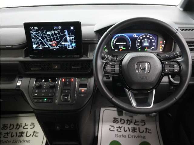 とても握りやすいステアリング！運転手の気持ちがそのまま伝わるかのような反応をしてくれます！小物入れや各ボタンの配置にこだわり、とても使いやすいです ！視認性も良好なのでロングドライブもお任せ下さい！