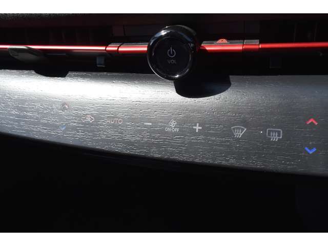 オートエアコンで温度を設定するだけで快適な車内環境を維持することができます！