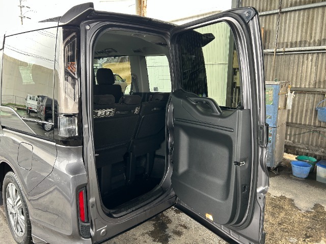 積み込みやすくて、たっぷり積める荷室です。シートアレンジできるものは、乗車人数と荷物の量や大きさによってシートを動かすことができるので、より快適なドライブが可能です！