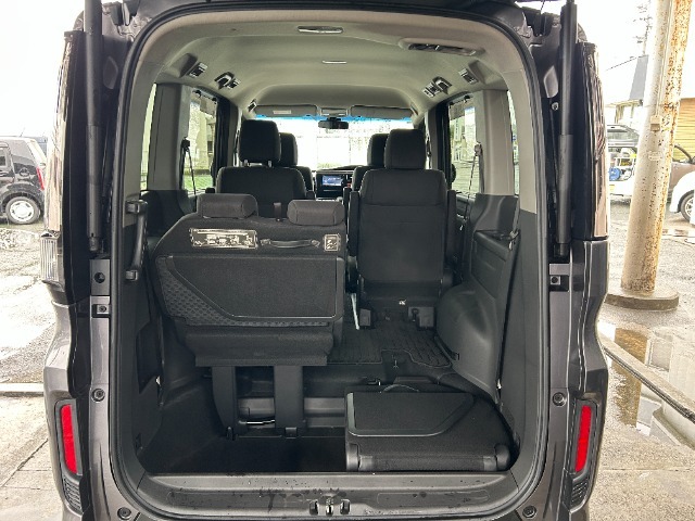 後列を収納すれば大型トランクに早変わり！段差も出来ず荷物の積み込みもラクラク♪