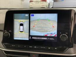 【アラウンドビューモニター】を装備しております。全周囲カメラで危険察知。狭い駐車場でも安心して駐車できますね。