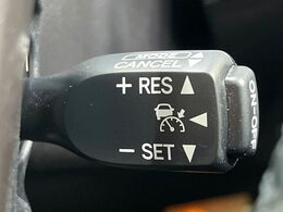 【クルーズコントロール】高速道路もラクラク走行。アクセルを離しても一定速度で走行ができ、長距離運転時の負担を軽減！加速・減速も簡単なスイッチ操作で調整できます。