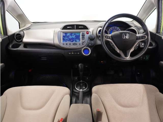 視界広々で運転しやすくロングドライブでも疲れを感じさせないすっきりとまとまったインパネ周りです。