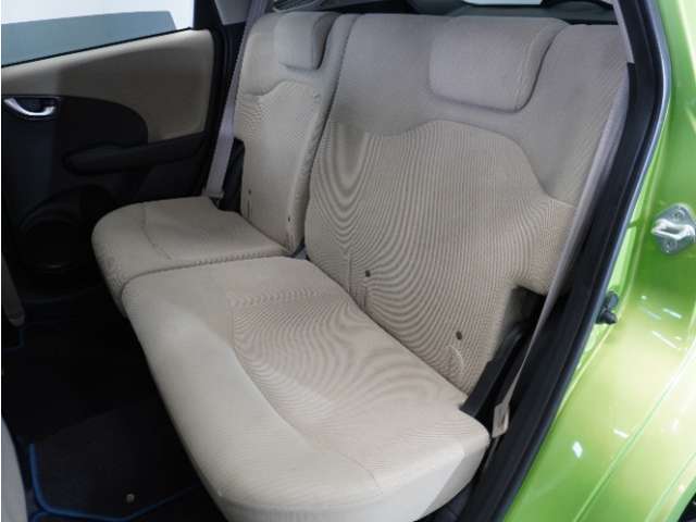 家族やご友人とBBQに行くとき、楽しさは道中の車内から始まっています！このベンチシートに座って、みんなで和気あいあい盛り上がりましょう！