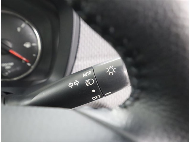 ＜AUTOライト＞周囲の明るさをセンサーでキャッチして、ヘッドライトを自動的に点けてくれる賢い機能です！