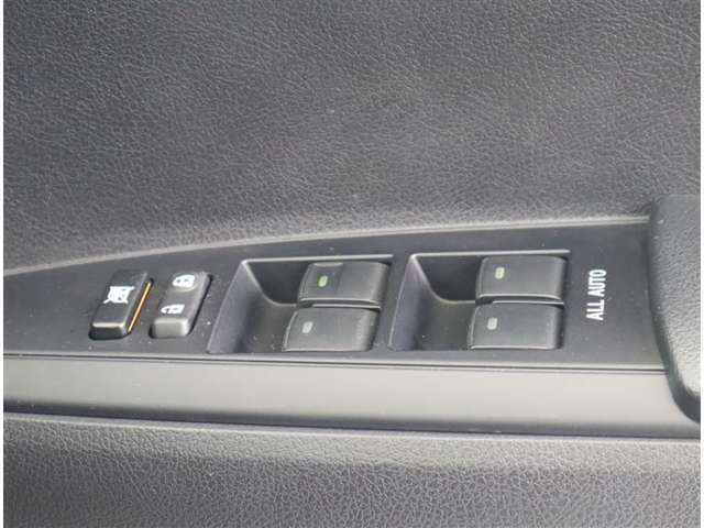 《パワーウインドウスイッチ》車の基本装備のひとつのパワーウインドウです。オート機能もあって、押し方の強弱で調整も出来ます。