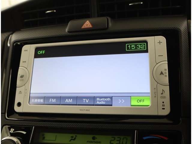 ＜Bluetooth＞スマートフォンなどの機器と車をBluetoothで接続すると、ワイヤレスで音楽を再生できます。