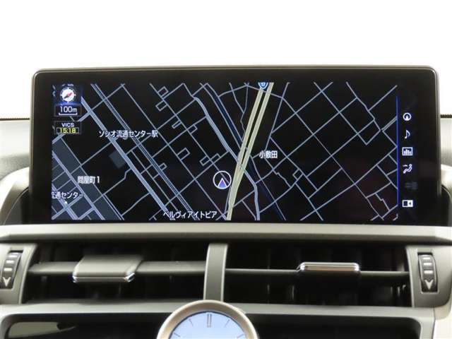 メーカー装着のメモリーナビです。