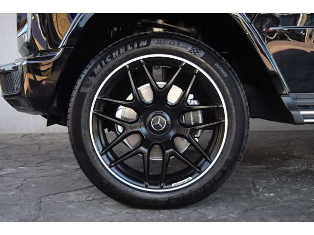 AMG鍛造22インチホイールが装着されております。タイヤはミシュランパイロットスポーツ。タイヤ溝十分ございます。AMGライン純正20インチホイールも付属しております。