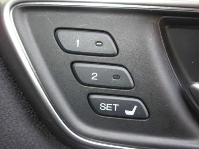 運転席には、調整位置を登録・呼び出しできるメモリー機能付き。運転を交代した際などに便利です。