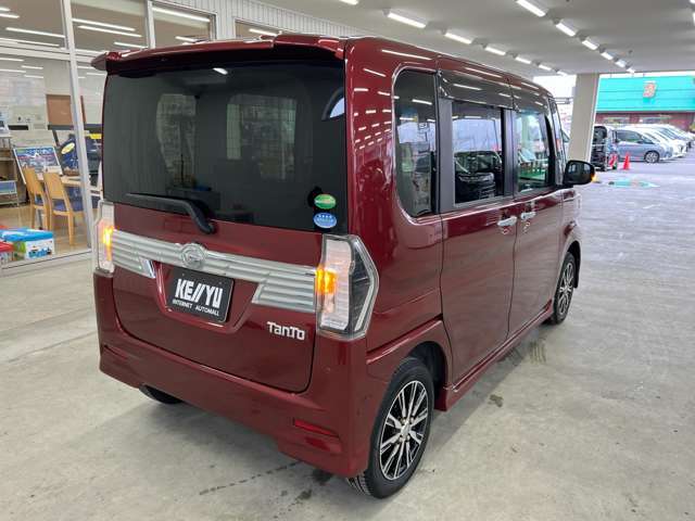 雨が降ってもゆったりと車選びができる屋内展示場完備！じっくりご覧になれます☆