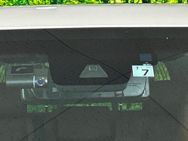 【トヨタセーフティセンス】走行中に前方の車両等を認識し、衝突しそうな時は警報とブレーキで衝突回避と被害軽減をアシスト。より安全にドライブをお楽しみいただけます。
