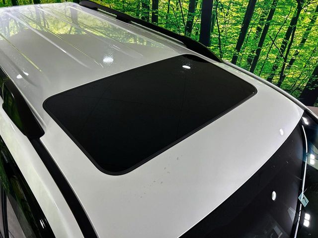 【サンルーフ】開放感たっぷりの希少装備、サンルーフが装着されています！車内に明かりを取り入れたり景色を楽しむ以外にも、車内の空気も簡単に換気できて快適です！
