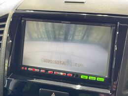 【バックカメラ】駐車時に後方がリアルタイム映像で確認できます。大型商業施設や立体駐車場での駐車時や、夜間のバック時に大活躍！運転スキルに関わらず、今や必須となった装備のひとつです！