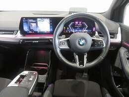 ◆インスツルメントパネルやインテリアトリムなどは、調和しなが洗練された室内を作り上げ、スイッチ類によって、優れた操作性をも実現。ドライバーの視線や動線を考え、人間工学に基づきデザインされています◆