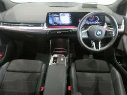 ◆インスツルメントパネルやインテリアトリムなどは、調和しなが洗練された室内を作り上げ、スイッチ類によって、優れた操作性をも実現。ドライバーの視線や動線を考え、人間工学に基づきデザインされています◆