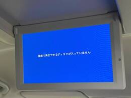 【リヤエンターテインメントシステム】後席にお座りの方も大満足の、人気メーカーオプションを装備。専用の音響システムと、大画面のモニターで移動中もDVD等をお楽しみいただけます。
