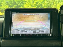 【バックカメラ】駐車時に後方がリアルタイム映像で確認できます。大型商業施設や立体駐車場での駐車時や、夜間のバック時に大活躍！運転スキルに関わらず、今や必須となった装備のひとつです！