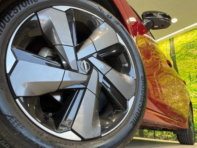 【純正17インチアルミホイール】外観にマッチした純正アルミホイールを装着しております。各種社外アルミホイールや、スタッドレスタイヤも取扱いしております。是非ご相談ください♪
