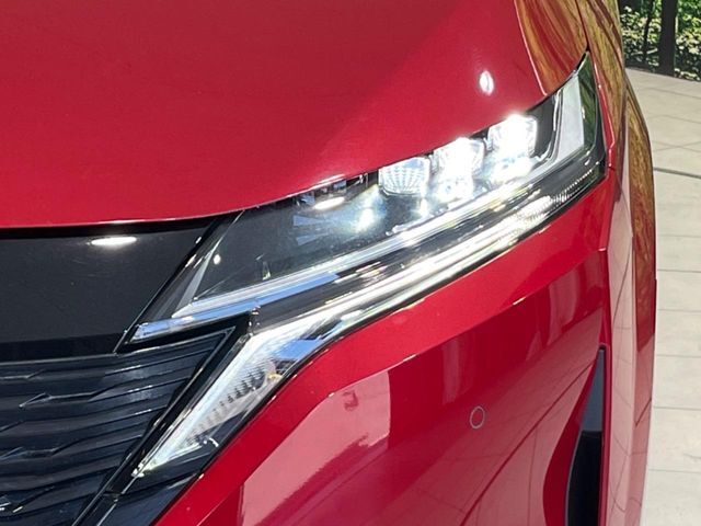 【LEDヘッドライト】悪天候や夜間走行時も良好な視界を確保し安心して運転できる高輝度LEDヘッドライトを装備！点灯速度が早く、消費電力も抑えられています。