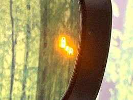 【ブラインドスポットモニター】走行中、ドアミラーの死角になりやすい箇所に後続車が接近するとサイドミラー付近に警告を表示、ドライバーに注意喚起をしてくれます。