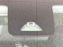 【スマートアシスト】走行中に前方の車両等を認識し、衝突しそうな時は警報とブレーキで衝突回避と被害軽減をアシスト。より安全にドライブをお楽しみいただけます。