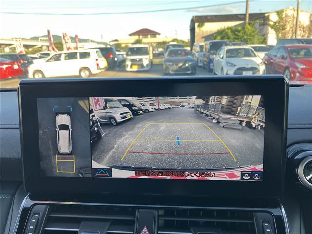★パノラミックビューモニター★運転席周辺のカメラからディスプレイに表示され「VIEW」のスイッチで映像を切り替える事ができます。駐車時などには安心な装備です♪