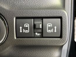 【両側パワースライドドア】スマートキーや運転席のスイッチで後席両側スライドドアの開閉が可能♪電動だから力を入れてドアを開ける必要が無く、小さなお子様でも簡単に開け閉めでき快適です♪