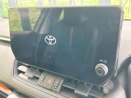 【10.5インチナビ】高級感とインパクトのある大画面ナビを装備。各種オーディオ操作はもちろん、スマホ連携もできる利便性の高いナビです♪