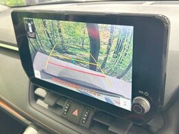 【バックカメラ】駐車時に後方がリアルタイム映像で確認できます。大型商業施設や立体駐車場での駐車時や、夜間のバック時に大活躍！運転スキルに関わらず、今や必須となった装備のひとつです！