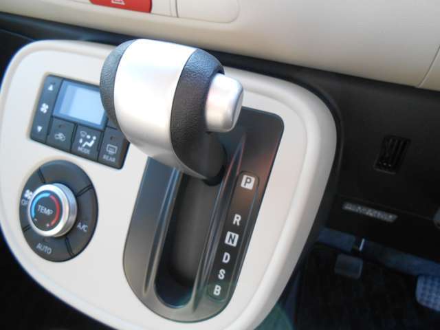 シフトはインパネCVTです！