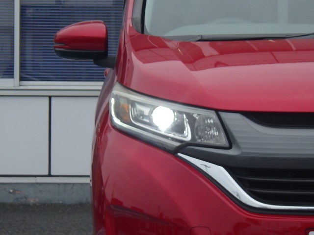 ★LEDヘッドライト搭載★ 白っぽく光る明るく省電力なLEDライト！先進的な白い輝きでフロントフェースを引き締めます☆
