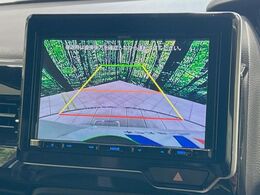 【バックカメラ】駐車時に後方がリアルタイム映像で確認できます。大型商業施設や立体駐車場での駐車時や、夜間のバック時に大活躍！運転スキルに関わらず、今や必須となった装備のひとつです！