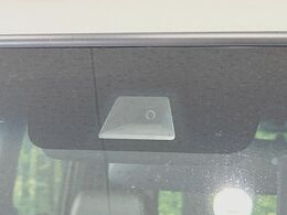 【ホンダセンシング】走行中に前方の車両等を認識し、衝突しそうな時は警報とブレーキで衝突回避と被害軽減をアシスト。より安全にドライブをお楽しみいただけます。