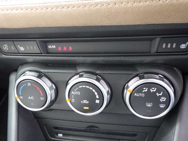 オートエアコン！車内の温度は自動で調整！