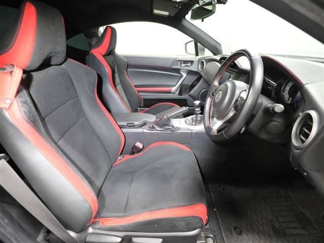 スタイリッシュな室内で運転もしやすいです♪使い勝手の良い配置も考えられています！！