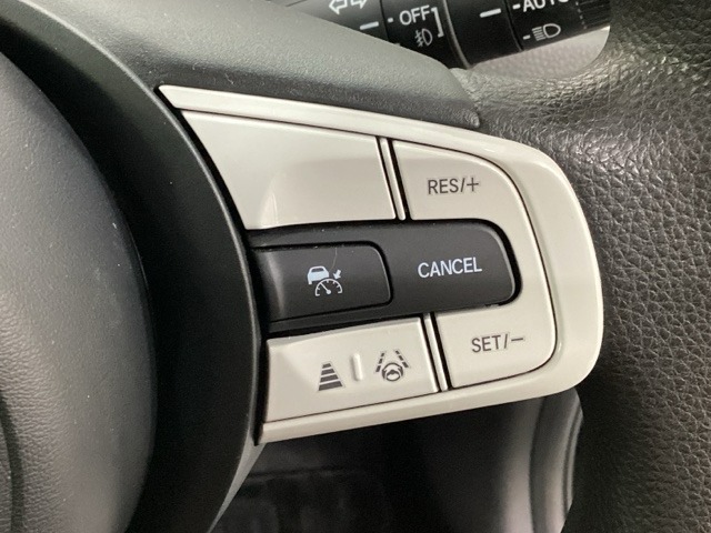 ハンドルにHondaセンシング系のクルーズコントロールやレーンキープアシストなどのスイッチが装備されています。ハンドルから手を離さず安全に操作できます。