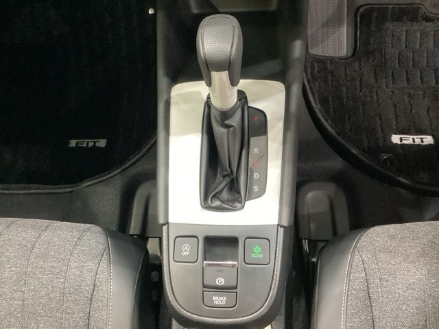 CVT車のセレクトレバーです。低速から高速まで、変速ショックのないスムーズな走りと、エンジン効率のよい領域を維持して燃費にも貢献します。サイドブレーキはスイッチ操作の電子制御パーキングブレーキです。