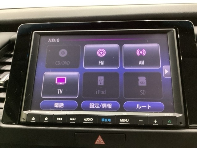 ナビゲーションはフルセグTV、インターナビ対応のGathers純正メモリーナビを搭載しています。Bluetoothオーディオ機能がありますので、スマートフォンなどの音楽も再生できます。