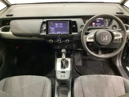 車内は光触媒抗菌消臭施工済です。インパネ周りはスタイリッシュなデザインで機能や装備も充実しています。グローブボックスやカップホルダーのほかにトレーなどたくさんの収納スペースが付いています。