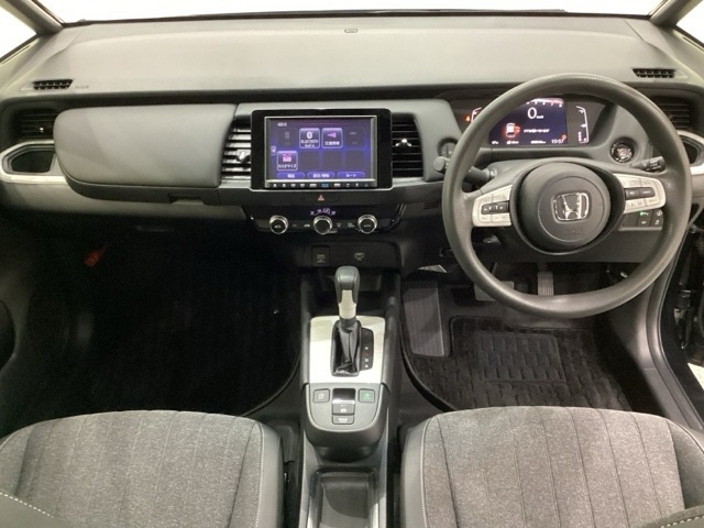 車内は光触媒抗菌消臭施工済です。インパネ周りはスタイリッシュなデザインで機能や装備も充実しています。グローブボックスやカップホルダーのほかにトレーなどたくさんの収納スペースが付いています。