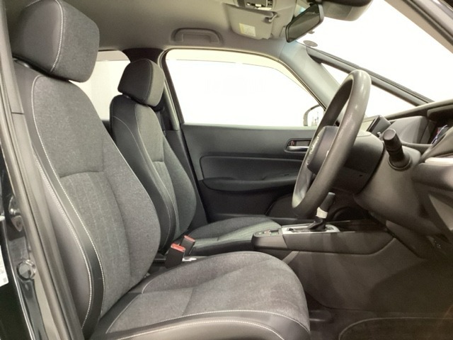 広い足元にゆったり座れるシートは長距離の運転でも疲れにくいシートです。女性でも運転がしやすいようにシートの高さ調整機能（シートリフター）がついています。