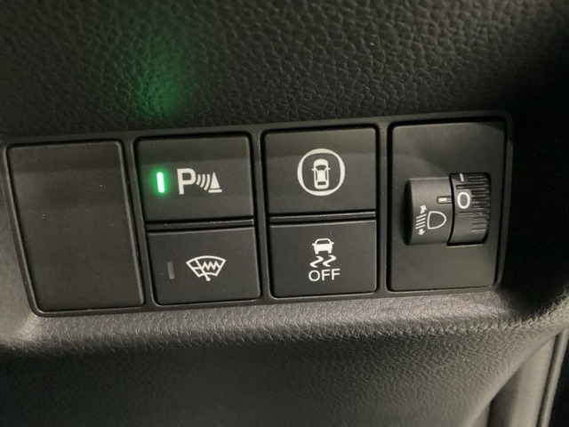 ハンドルの右側にはヘットライトリベライザーとHondaセンシング用のメインスイッチがついています。ヘッドライトレベライザーは道路状況や積荷の加重に応じてライトの高さを調節できます。