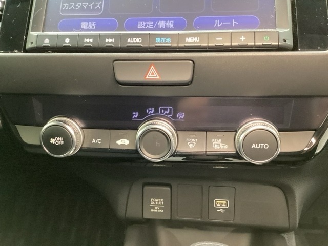 オートエアコンがついてますので、簡単操作で快適に過ごせます。リア熱線のスイッチの中に、雪道に対応したサイドミラーヒーターも入っています。