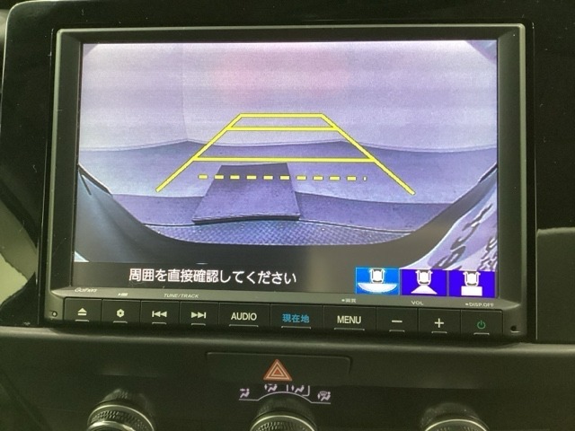 バックでの車庫入れも安心です！　リアカメラが付いているバックモニター付のナビを装備しております。操作線もついており距離感も画面から確認できます。