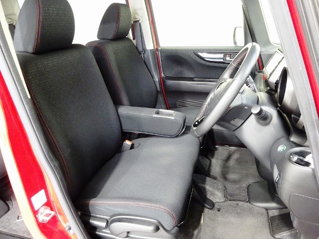 フロントシートはベンチシートです、運転席と助手席の移動が簡単です。真ん中にはアームレストも装備されています！ また運転席シートの高さも調整できます。