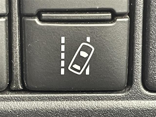 【レーンディパーチャーアラート（LDA）】クルマが車線または走路から逸脱する可能性がある場合に、ブザーまたはハンドルの振動により注意をうながします。機能には限界があるためご注意ください。