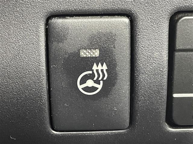 【ステアリングヒーター】冬場の寒い日に手がかじかみながら運転するのはツライですよね。でも、これがあれば安心です！ハンドルのグリップ部がじわっと暖かくなって心までポカポカします。