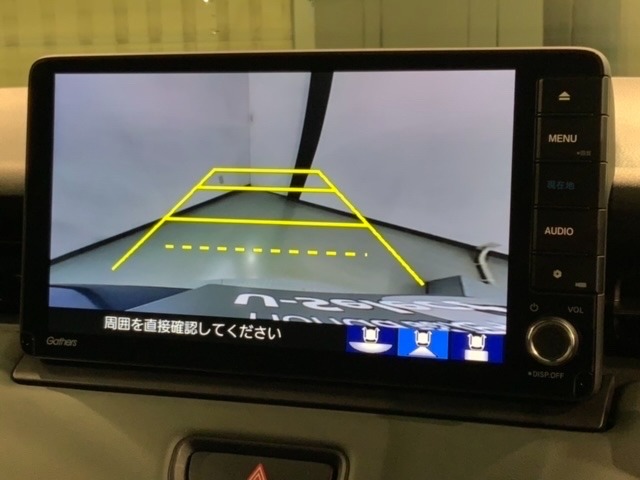 リバースギアに入れるだけで後方の表示へ切り替わります。夜間や雨の日の駐車も楽になりますよ。