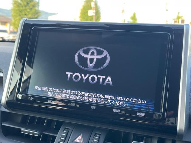 【純正ナビ】人気の純正ナビを装備しております。ナビの使いやすさはもちろん、オーディオ機能も充実！キャンプや旅行はもちろん、通勤や買い物など普段のドライブも楽しくなるはず♪